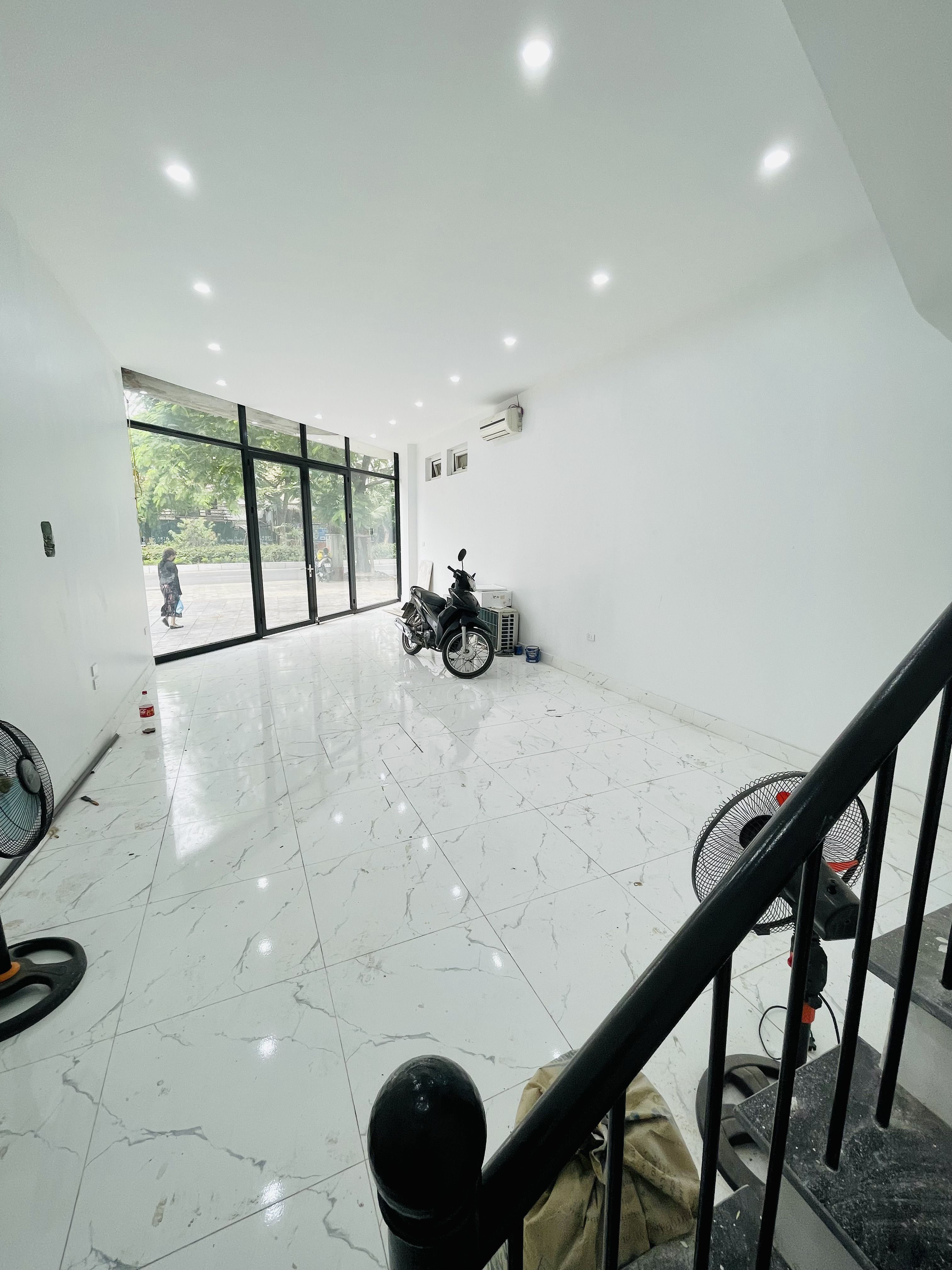 Cho thuê Nhà mặt tiền đường Lạc Long Quân, Phường Nhật Tân, Diện tích 210m², Giá Thương lượng